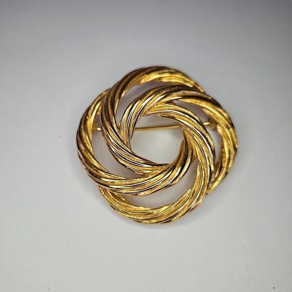 Vintage '60s Signed Monet Gold Tone Swirl Open Rope Ribbed Love Knot Brooch Pin - Picture 2 of 8